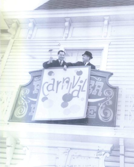Chiang and Potter hang sign