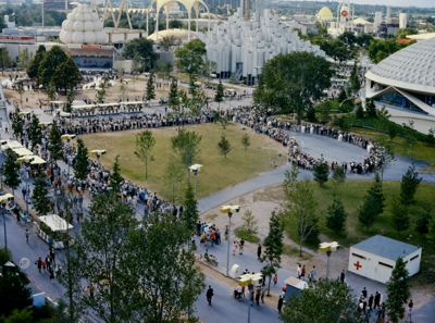Oh those lines! Lines! Lines! (Top) Crowds wait in open-air lines to enter the GE exhibit. Waits of 2 hours or more were