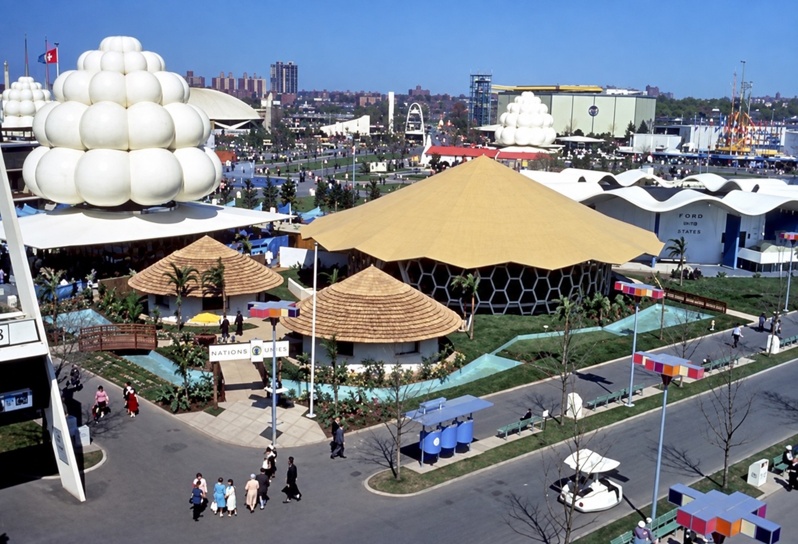 Guinea — industrial displays, souvenirs, and theater-restaurant