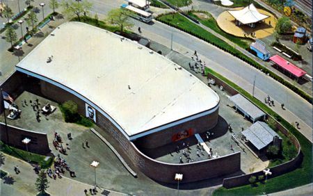 Illinois Land of Lincoln Pavilion postcard 90618-B