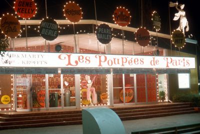 Cast of 200 puppets plays among spectacular settings in revue at Les Poupees de Paris