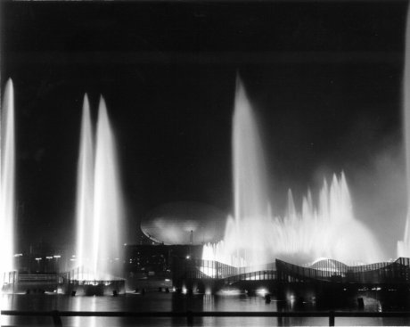 Even in black and white, the fountains are stunning!
