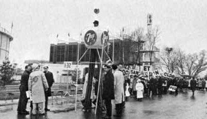 Tower stiltwalker in the opening parade