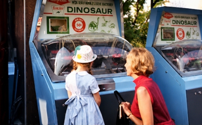Mold-A-Rama Machines Create Waxy-Plastic Dinos!