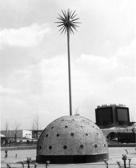 Under construction showing a detail of the central bubble and the base fountain nozzles